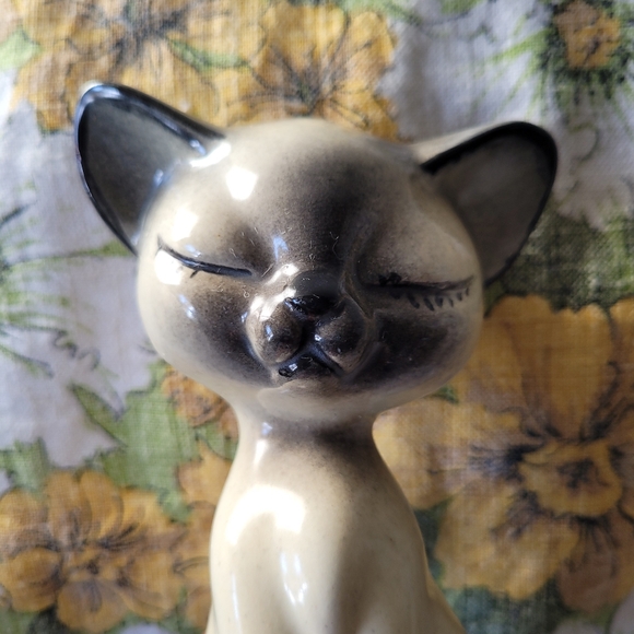 Siamese ceramic cat with a gentle expression and cute lashes - Picture 7 of 8